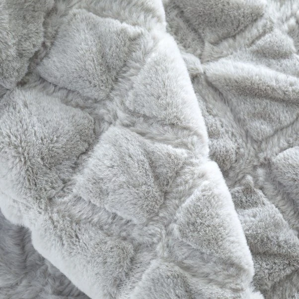 Catherine Lansfield Cosy Diamond 130cm X 170cm Throw 16 Catherine Lansfield Cosy Diamond 130cm X 170cm Throw - Image 14