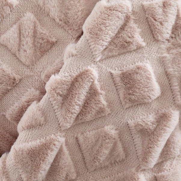 Catherine Lansfield Cosy Diamond 130cm X 170cm Throw 12 Catherine Lansfield Cosy Diamond 130cm X 170cm Throw - Image 10