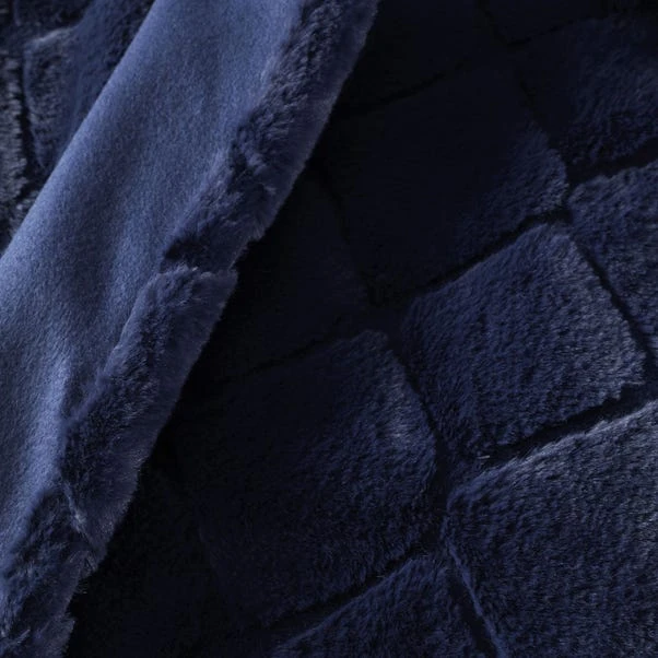 Catherine Lansfield Cosy Diamond 130cm X 170cm Throw 8 Catherine Lansfield Cosy Diamond 130cm X 170cm Throw - Image 6