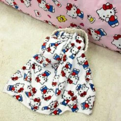 Hello Kitty Heartheld Fleece Blanket -Dunelm Shop 30931046 alt02