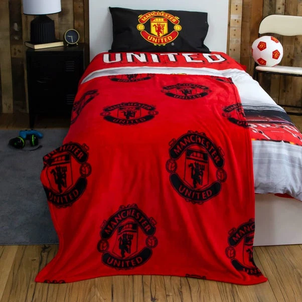Manchester United Classic Fleece Blanket 5 Manchester United Classic Fleece Blanket - Image 3